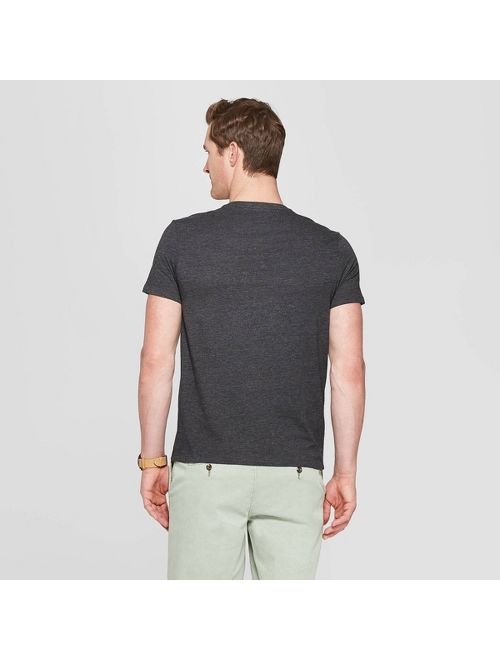Men's Standard Fit Short Sleeve Lyndale V-Neck T-Shirt - Goodfellow & Co&#153;
