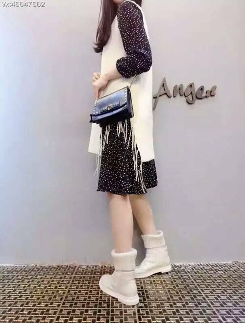 Dipped Hem Round-Neck Knit Vest and wave Point Dresses (Set)