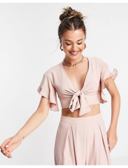 Set flutter sleeve crop top with tie front in blush