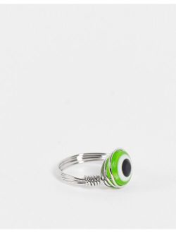 ring in wire design with green eye in silver tone