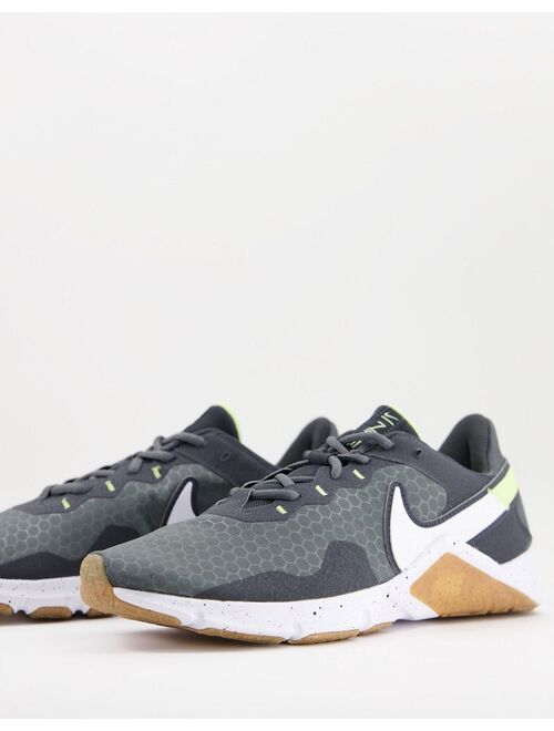 Nike Low Top Training Legend Essential 2 Athletic in gray