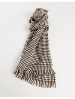 woven scarf in houndstooth check