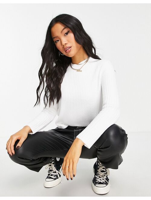 New Look Petite fluffy sweater in white