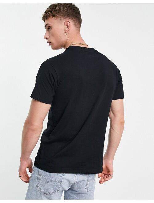Guess t-shirt in black with small logo