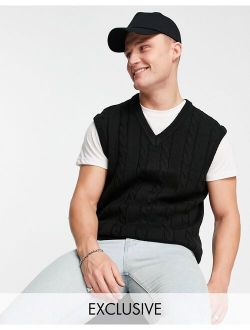 relaxed cable knit vest in black