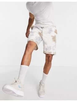 jersey shorts in white and beige tie-dye with organic cotton