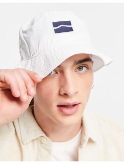 Undertone II bucket hat in white