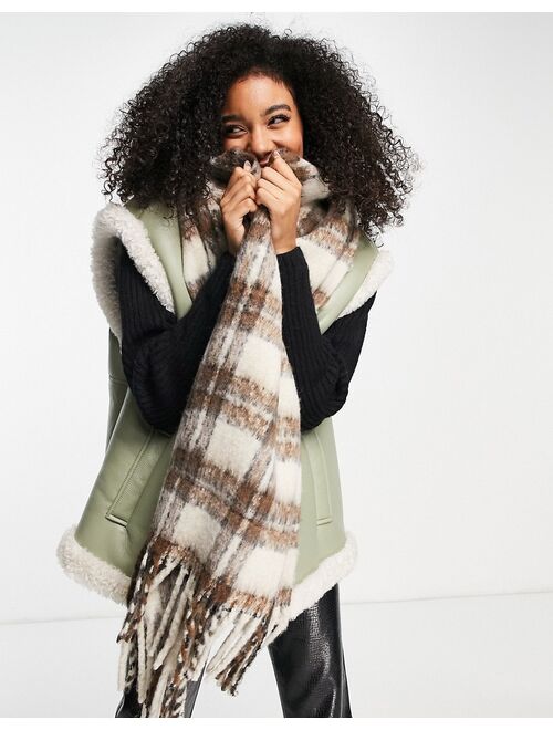 Vero Moda chunky knitted scarf in cream & brown check