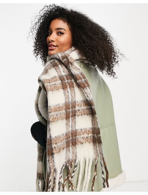 Vero Moda chunky knitted scarf in cream & brown check