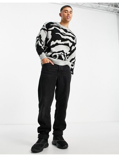 New Look relaxed knit sweater with animal print in light gray
