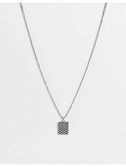 stainless steel neckchain with square emboss pendant in silver tone