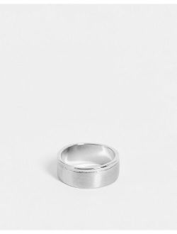 band ring with brushed effect in silver tone