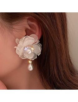 Wekicici White Flower Stud Earrings Women Tiny Pearls Floral Earrings Studs Earrings Flower Shaped Earrings for Women Girls