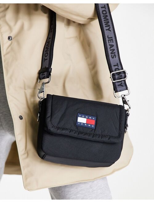 Tommy Hilfiger Tommy Jeans logo camera bag in black