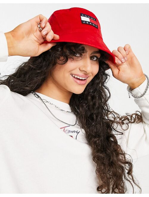 Tommy Hilfiger Tommy Jeans heritage logo bucket hat in red