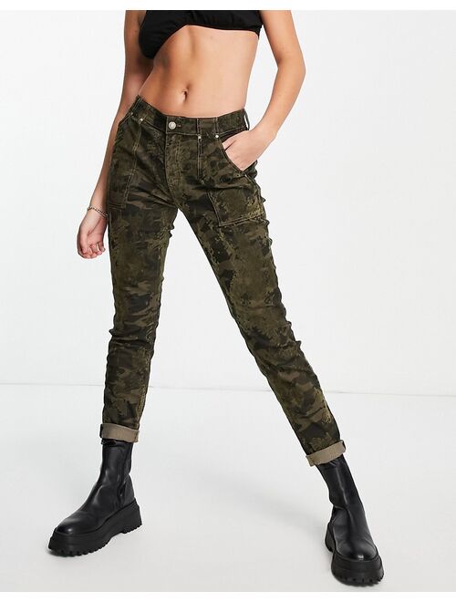 Guess skinny pants in green camo
