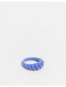 ring with twist design in blue plastic