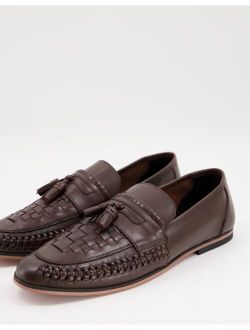 loafers in woven brown leather with tassel detail