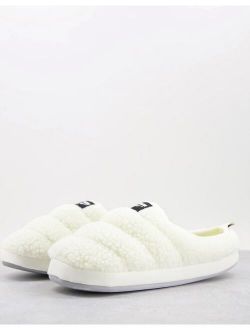 Scuff sherpa slippers in white