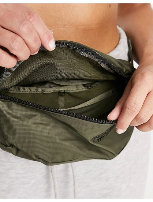 The North Face Flyweight fanny pack in green