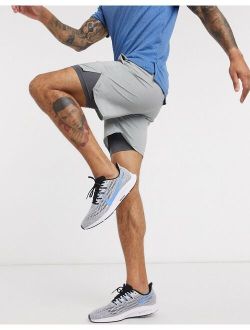 Running Nike Flex Stride Dri-FIT 2-in-1 7-inch running shorts in gray
