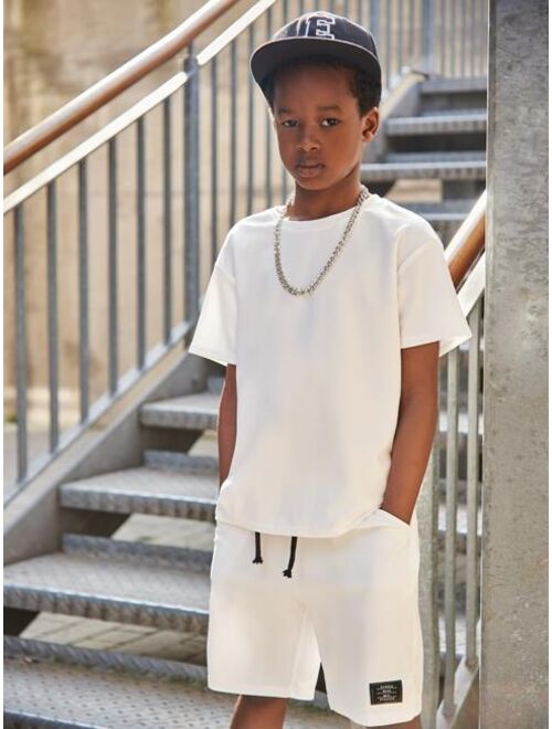 SHEIN Boys Drop Shoulder Tee & Drawstring Waist Shorts With Chain Necklace