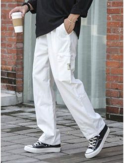 Men Letter Patched Pocket Side Drawstring Cuff Pants