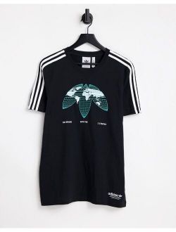 United T-shirt in black with globe graphics