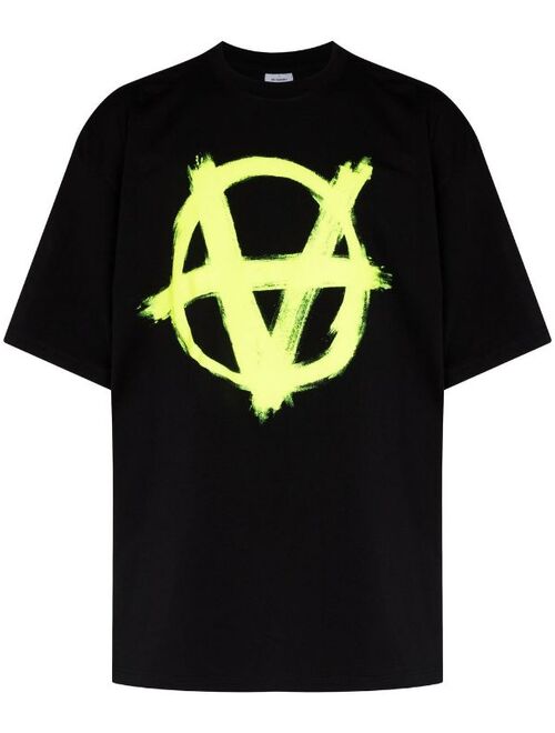 VETEMENTS Anarchy logo-print T-shirt
