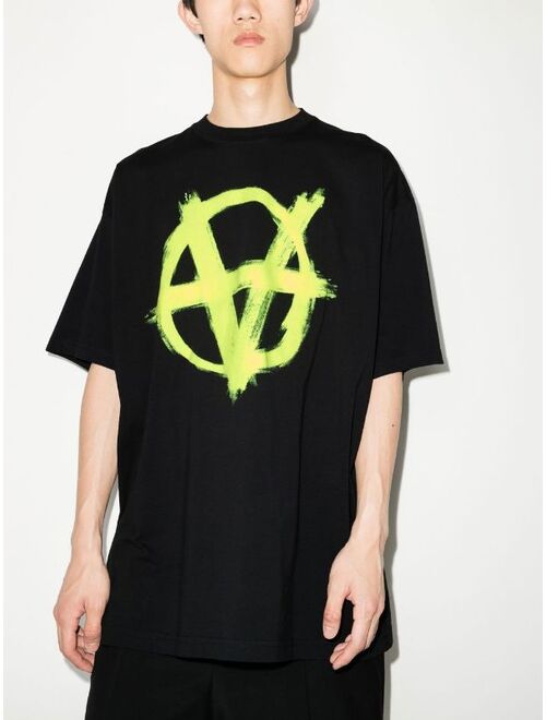 VETEMENTS Anarchy logo-print T-shirt