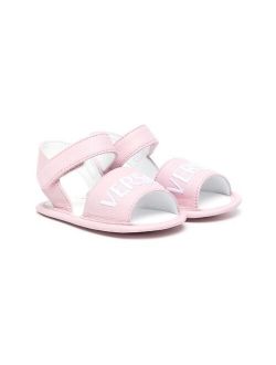 Kids logo print sandals