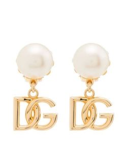 logo-charm pearl earrings