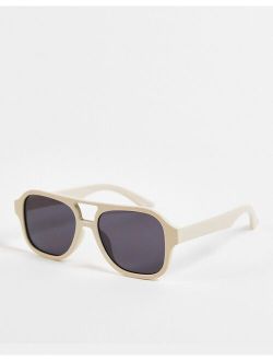 recycled navigator sunglasses in ecru with smoke lens