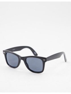 square sunglasses in black plastic with smoke lens