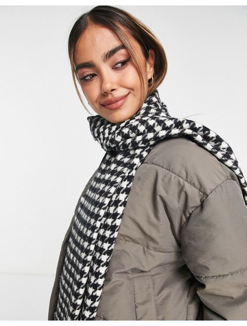 Pieces tassel detail scarf in black and white houndstooth