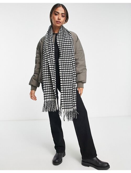 Pieces tassel detail scarf in black and white houndstooth
