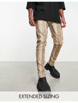 skinny fit jean in ecru snake print leather look