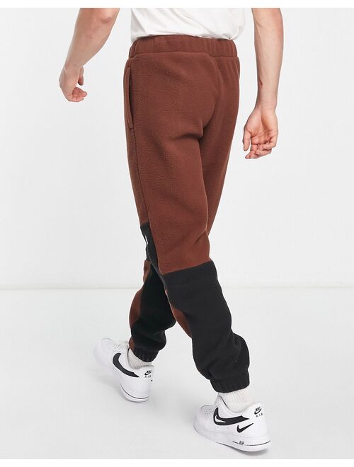 The North Face Shispare high pile fleece sweatpants in oak brown - Exclusive to ASOS