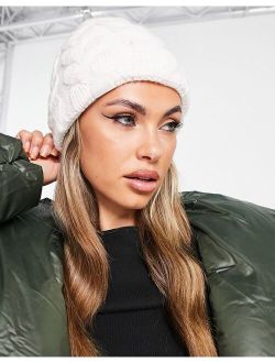 Cable Minna beanie in white