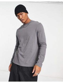 long sleeve t-shirt with crew neck in washed black