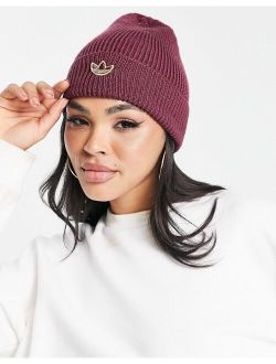 gold logo beanie in Crimson