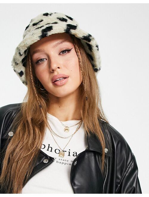 Pieces teddy bucket hat in black & white heart print