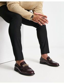 loafers in burgundy faux leather with gold brooch detail