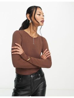 fine knit long sleeve crew neck in chocolate