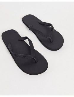 flip flops in black