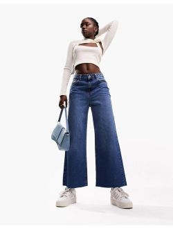 cropped wide leg jeans in mid blue