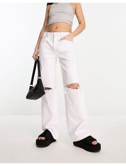 baggy boyfriend jeans in white with knee rips