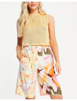 relaxed mom shorts in contrast print