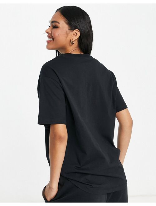 Nike essential boyfriend t-shirt in black