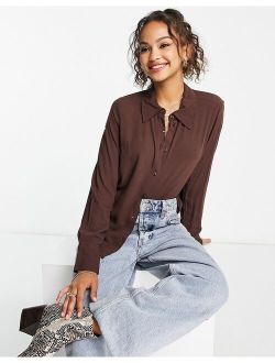 fitted crepe shirt in brown